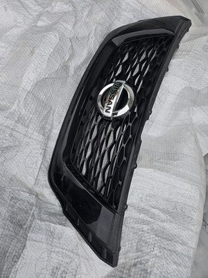 2019 2020 NISSAN PATHFINDER SV GRILLE OEM FRONT CENTER WITH CAMERA 62310 8A40A