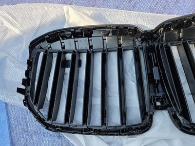Genuine BMW G07 X7 M60i LCI Facelift M Badge Black Front Kidney Grille NEW OEM