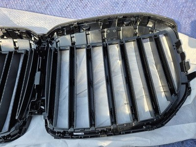 Genuine BMW G07 X7 M60i LCI Facelift M Badge Black Front Kidney Grille NEW OEM