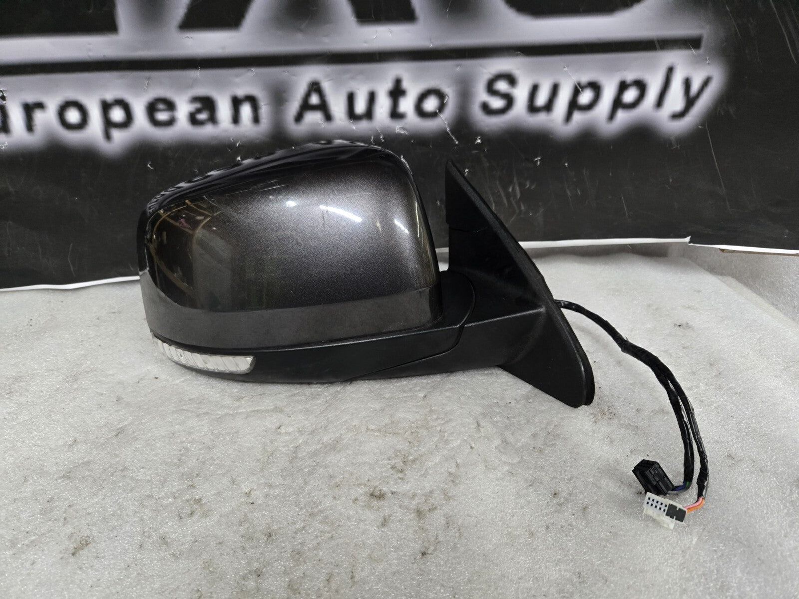 2011-2018 Jeep Cherokee Front Right RH Passenger Side View Mirror E11026536 OEM