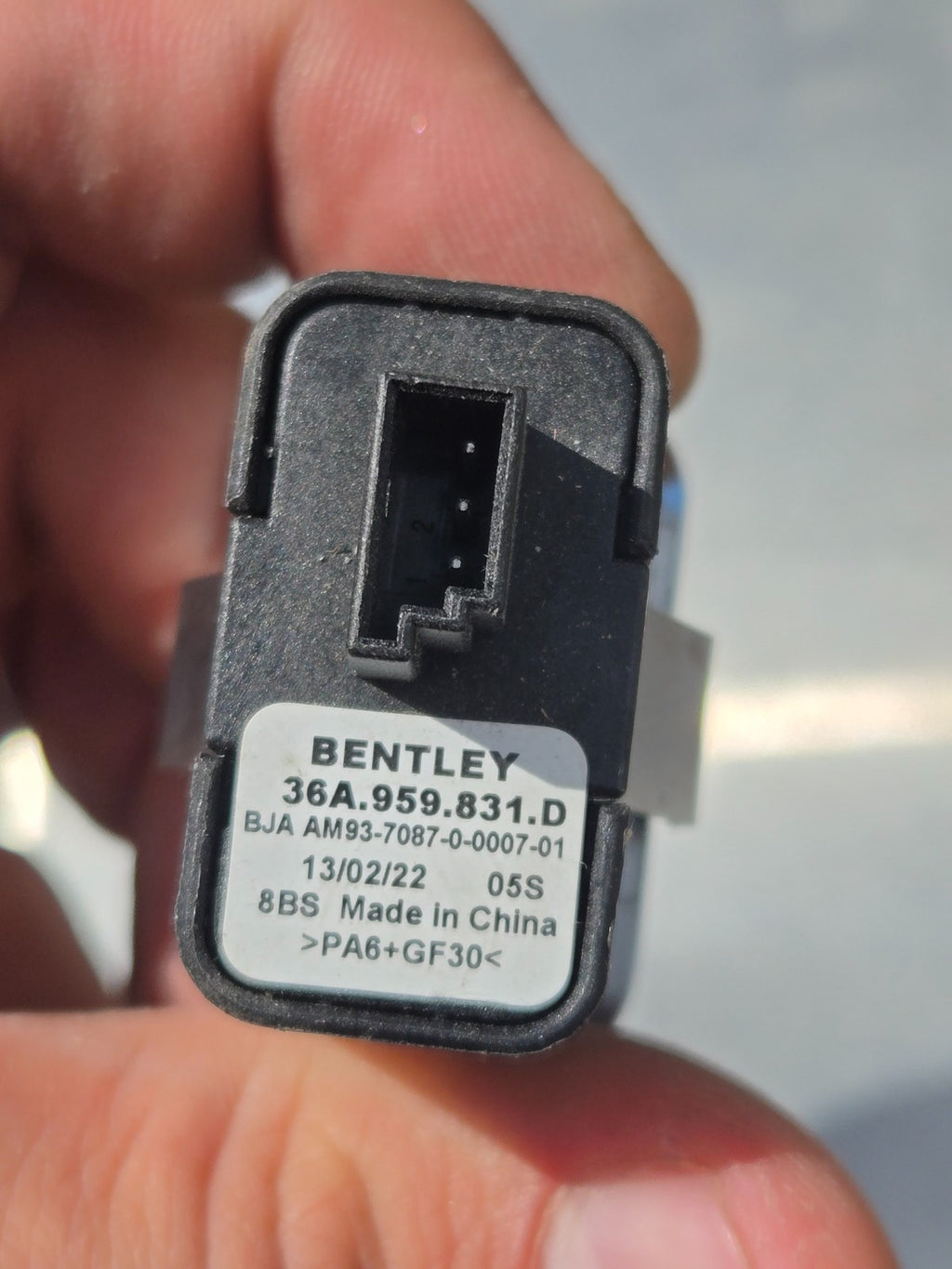 2020-2025 BENTLEY BENTAYGA MK2 REAR TAILGATE LID RELEASE SWITCH 36A959831D OEM
