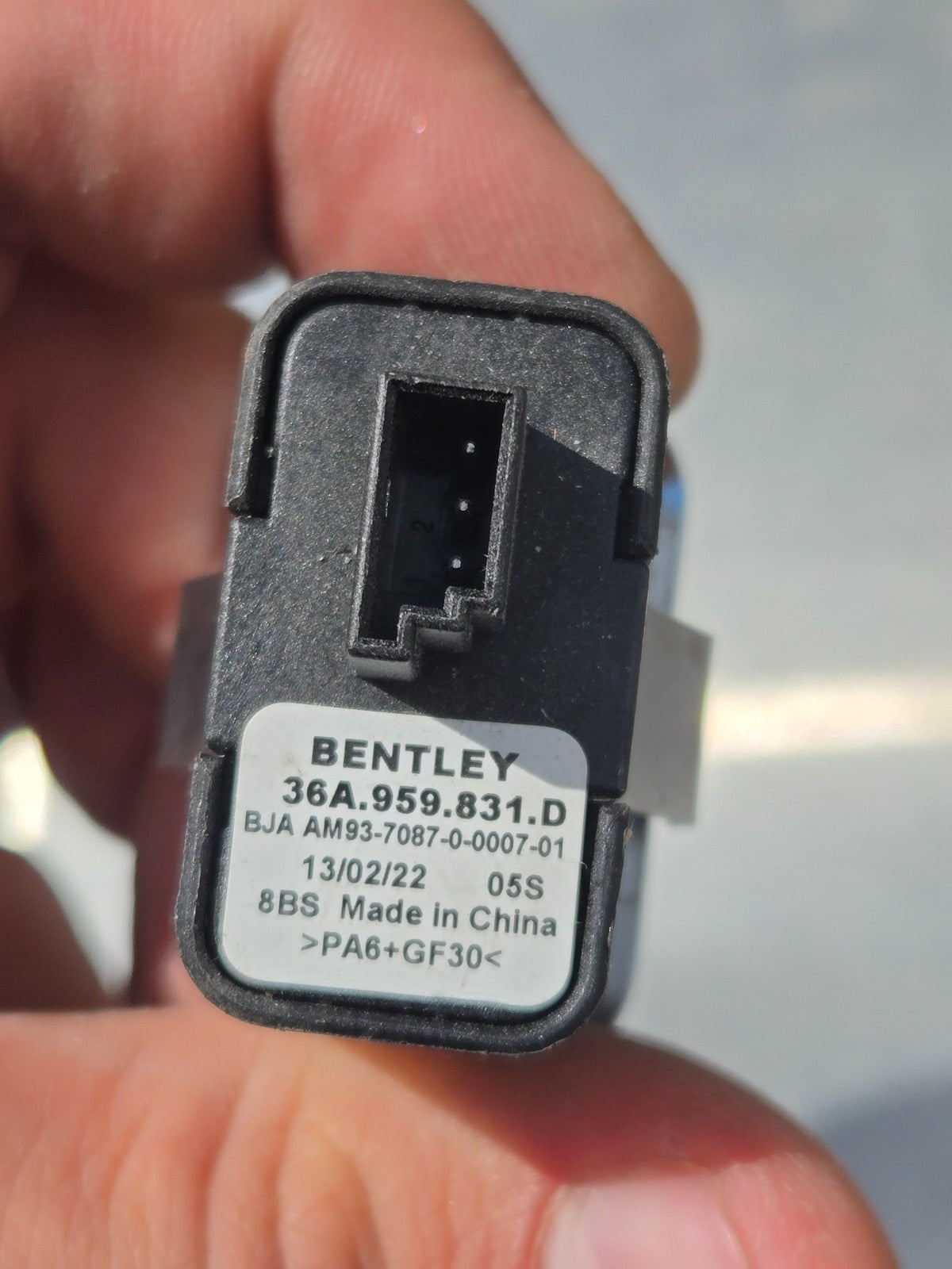2020-2025 BENTLEY BENTAYGA MK2 REAR TAILGATE LID RELEASE SWITCH 36A959831D OEM