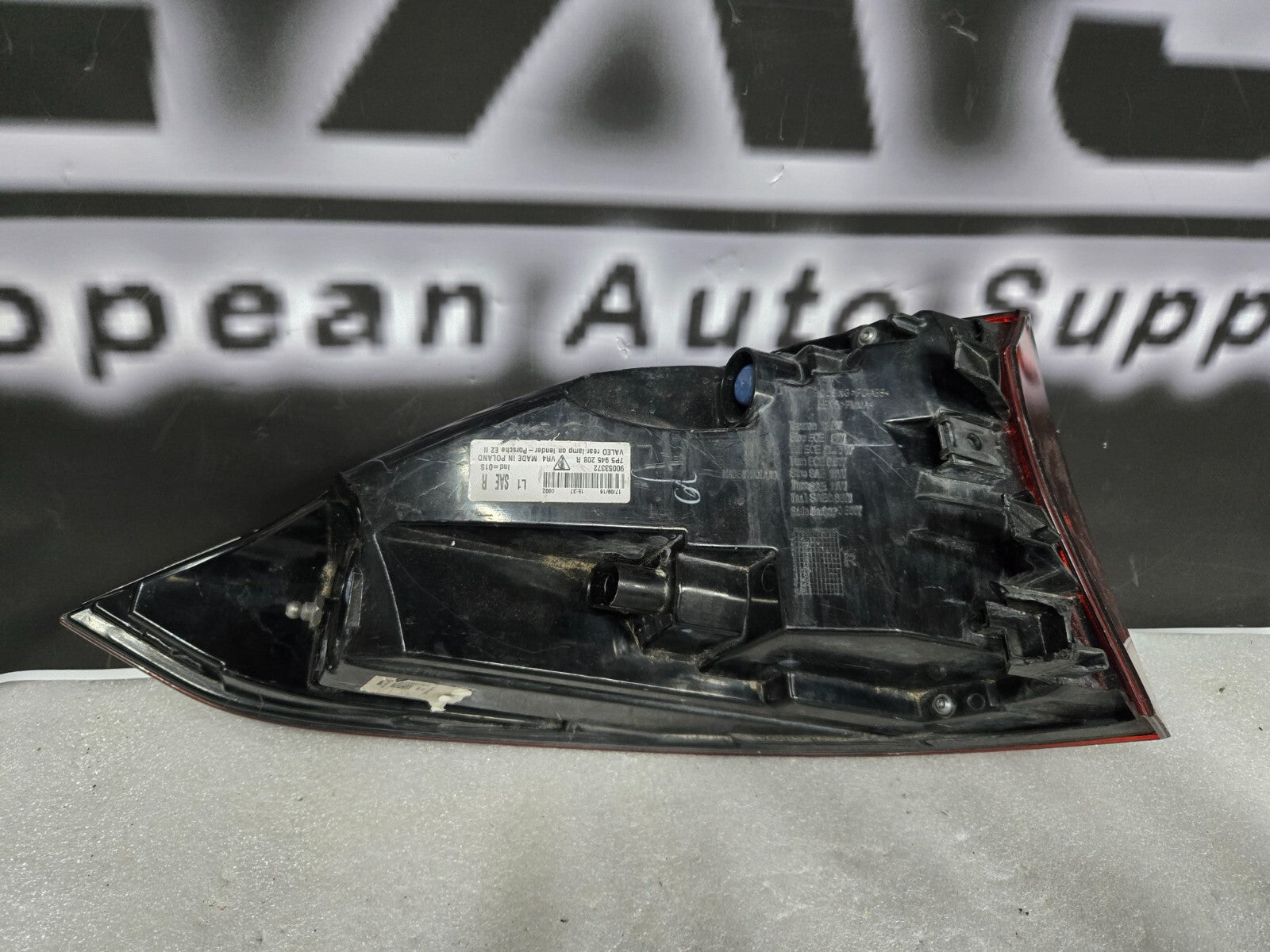 2015-2017 Porsche Cayenne Right RH Passenger Side Rear Tail Light 7P5945208R OEM