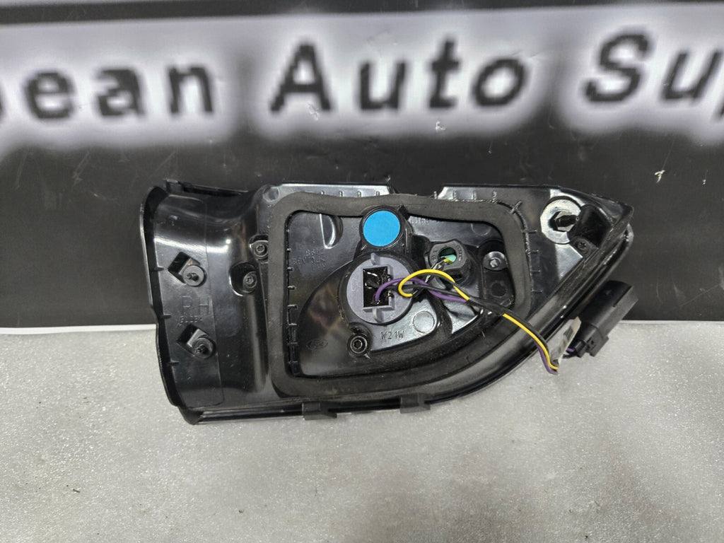 2020-2022 Ford Escape Right RH Passenger Side Taillight LJ6B-13A602-AH OEM