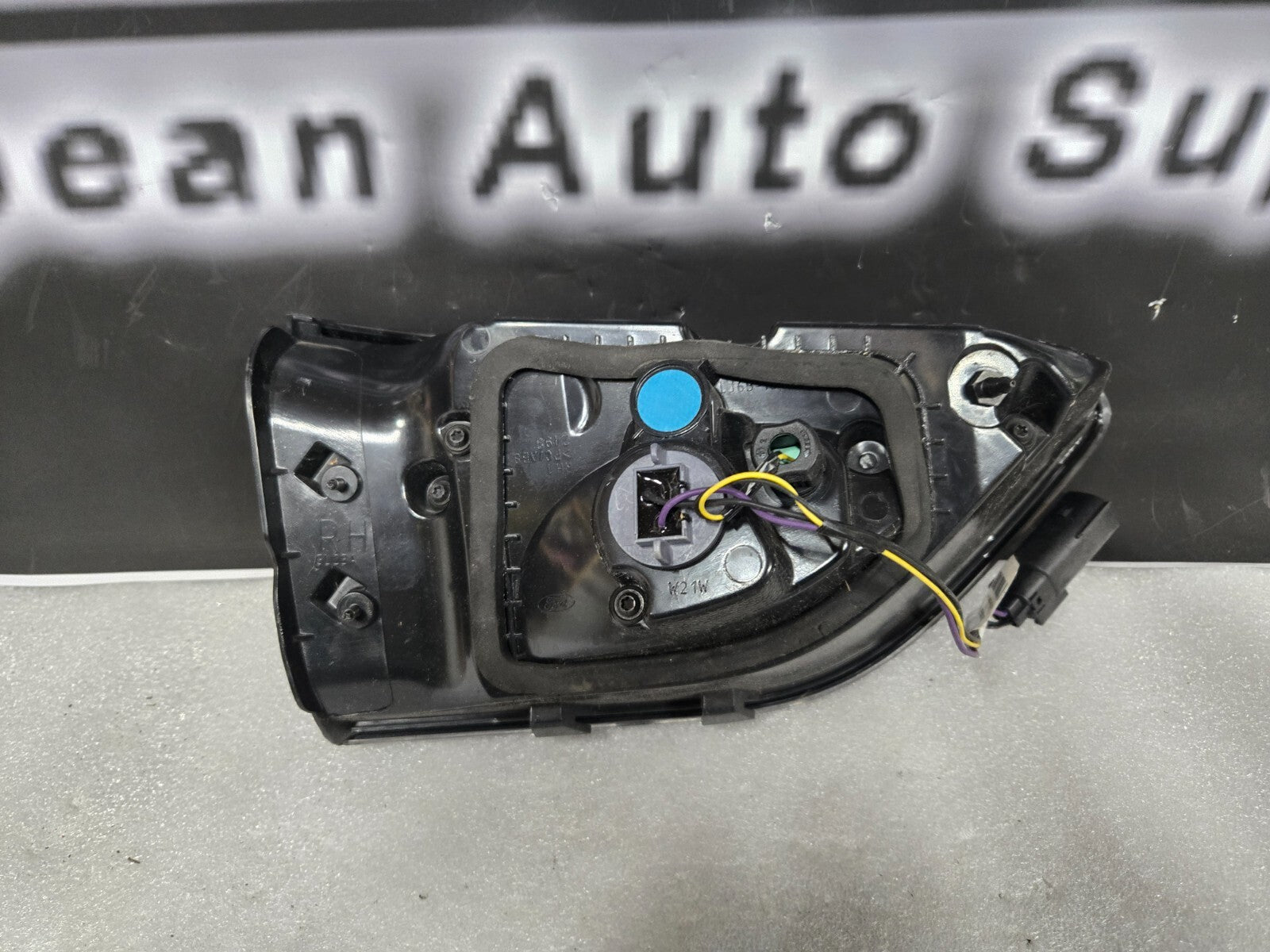 2020-2022 Ford Escape Right RH Passenger Side Taillight LJ6B-13A602-AH OEM