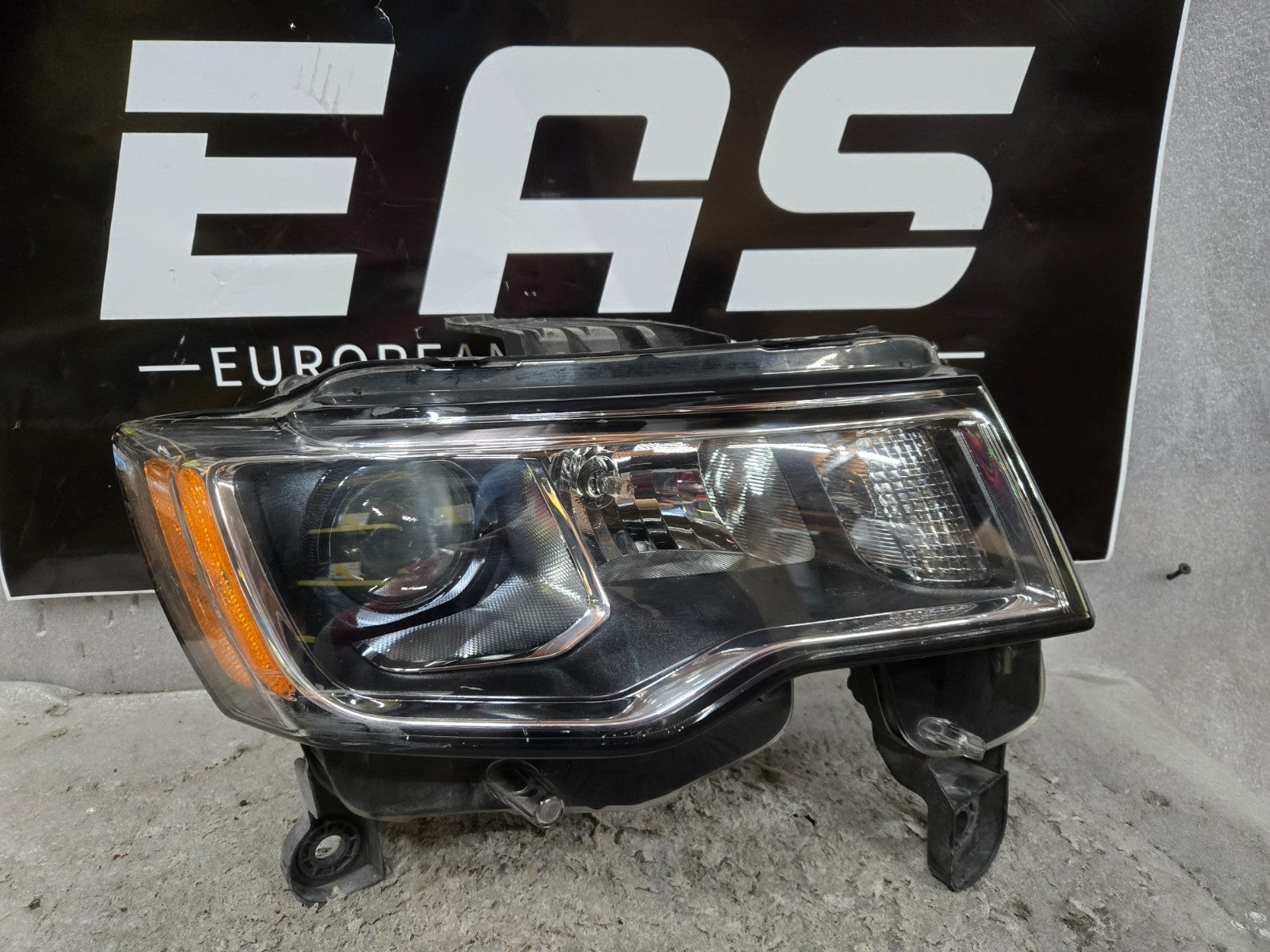 2016-2021 Jeep Grand Cherokee Base Halogen Right Side Headlight OEM 68289234-AE