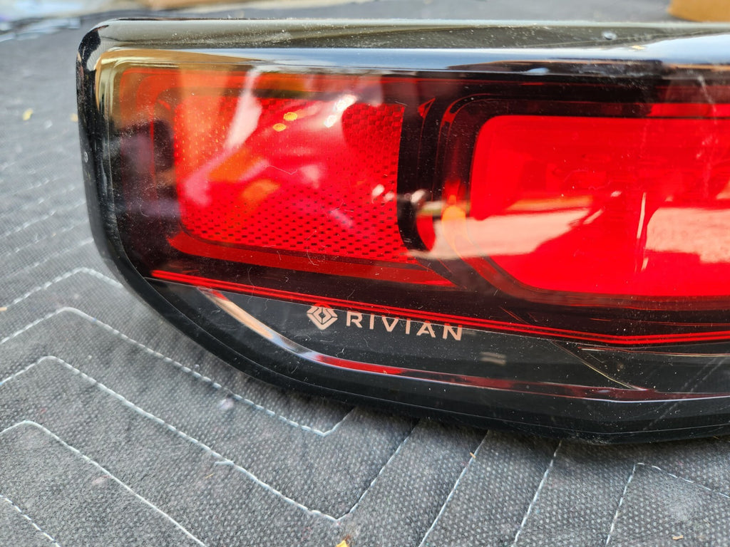 2022 2023 Rivian R1S Rear Left Outer Quarter Panel Tail Light PT00003887 OEM