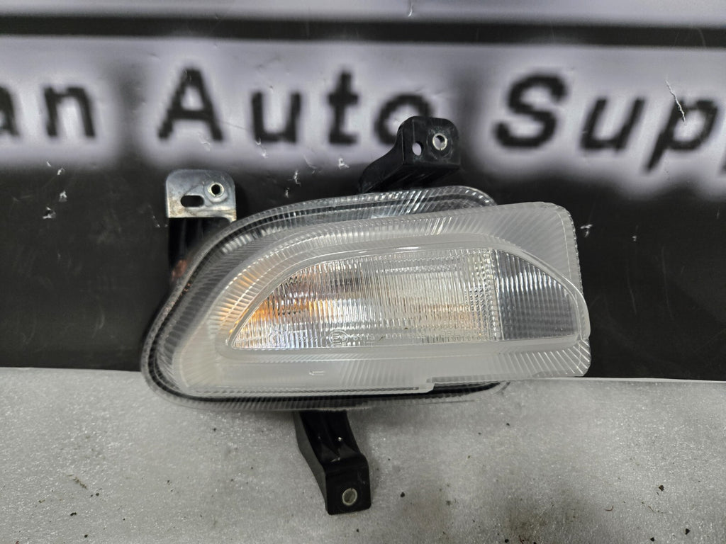 2015-2018 JEEP RENEGADE FRONT RIGHT TURN SIGNAL P/N 521777740 GENUINE OEM