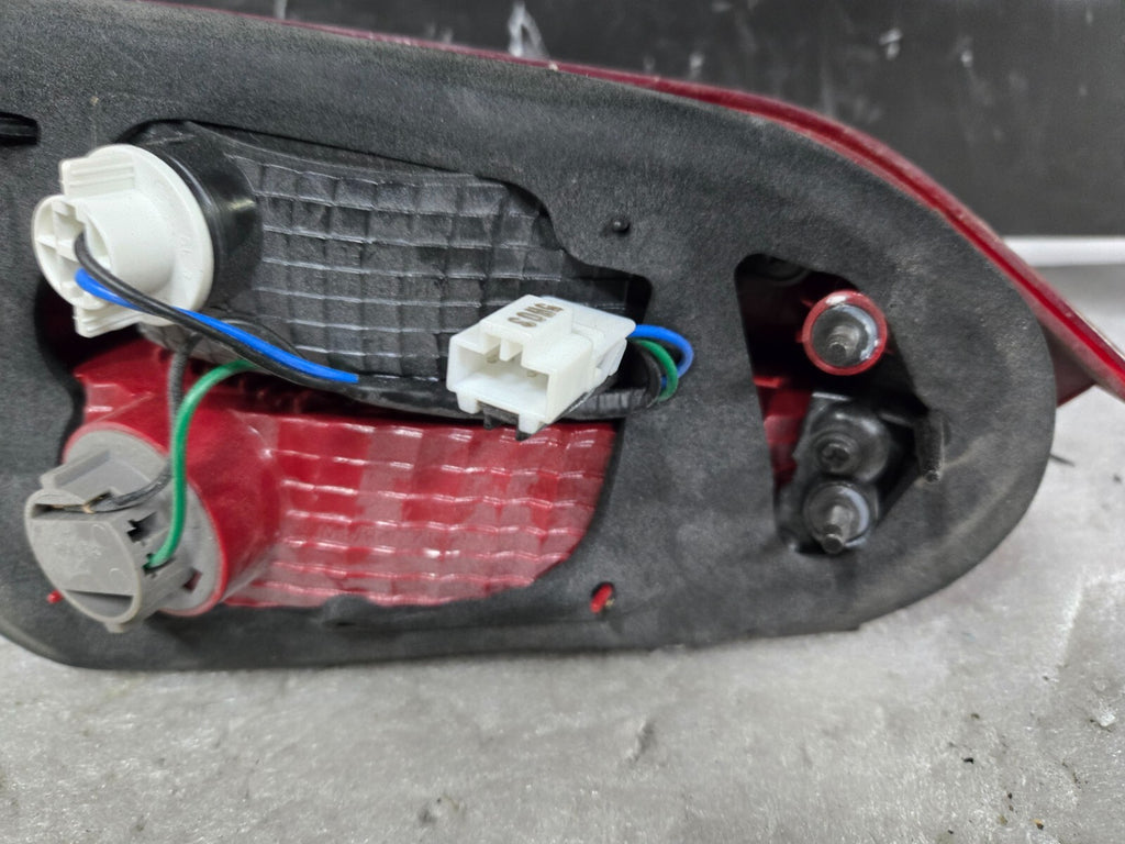 2013-2016 Hyundai Santa Fe Left LH Inner Tail Light Assembly OEM 92405-4Z0