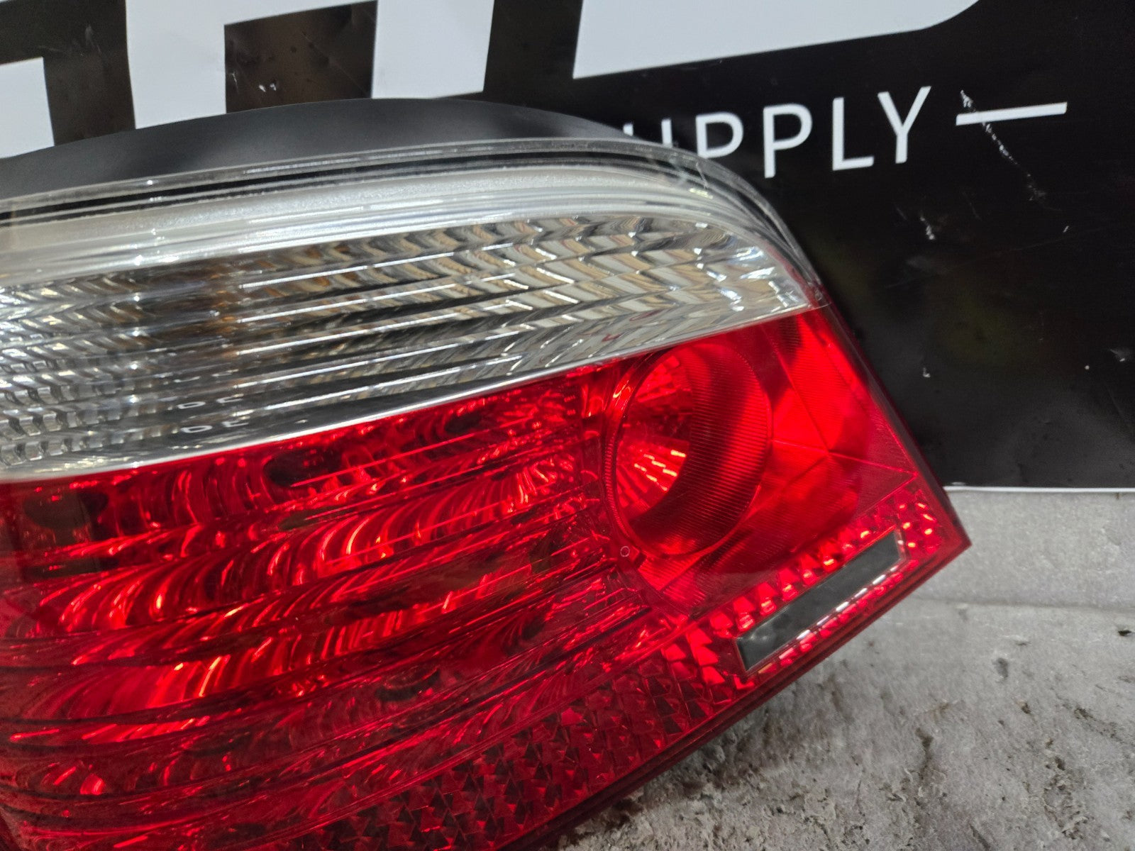 2004-2007 BMW E60 5 SERIES REAR LEFT LH DRIVER SIDE TAIL LIGHT LAMP OEM 7165739