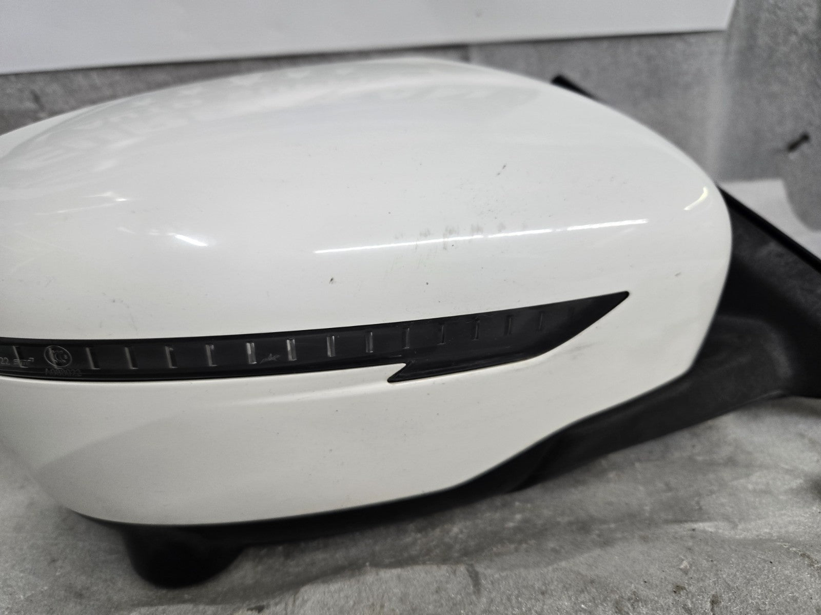 17-20 NISSAN ROGUE RIGHT RH SIDE VIEW DOOR MIRROR w/ CAMERA E4034237 WHITE