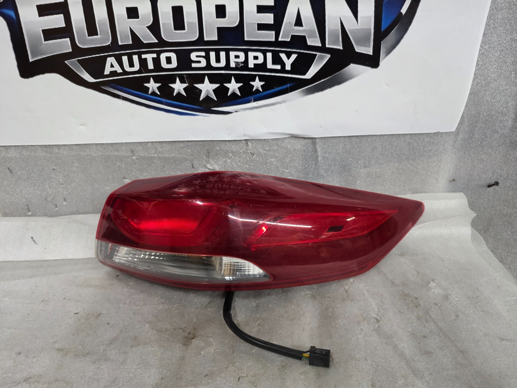 2017 2018 Hyundai Elantra Right Passenger Tail Light Lamp Taillight OEM 92402F30