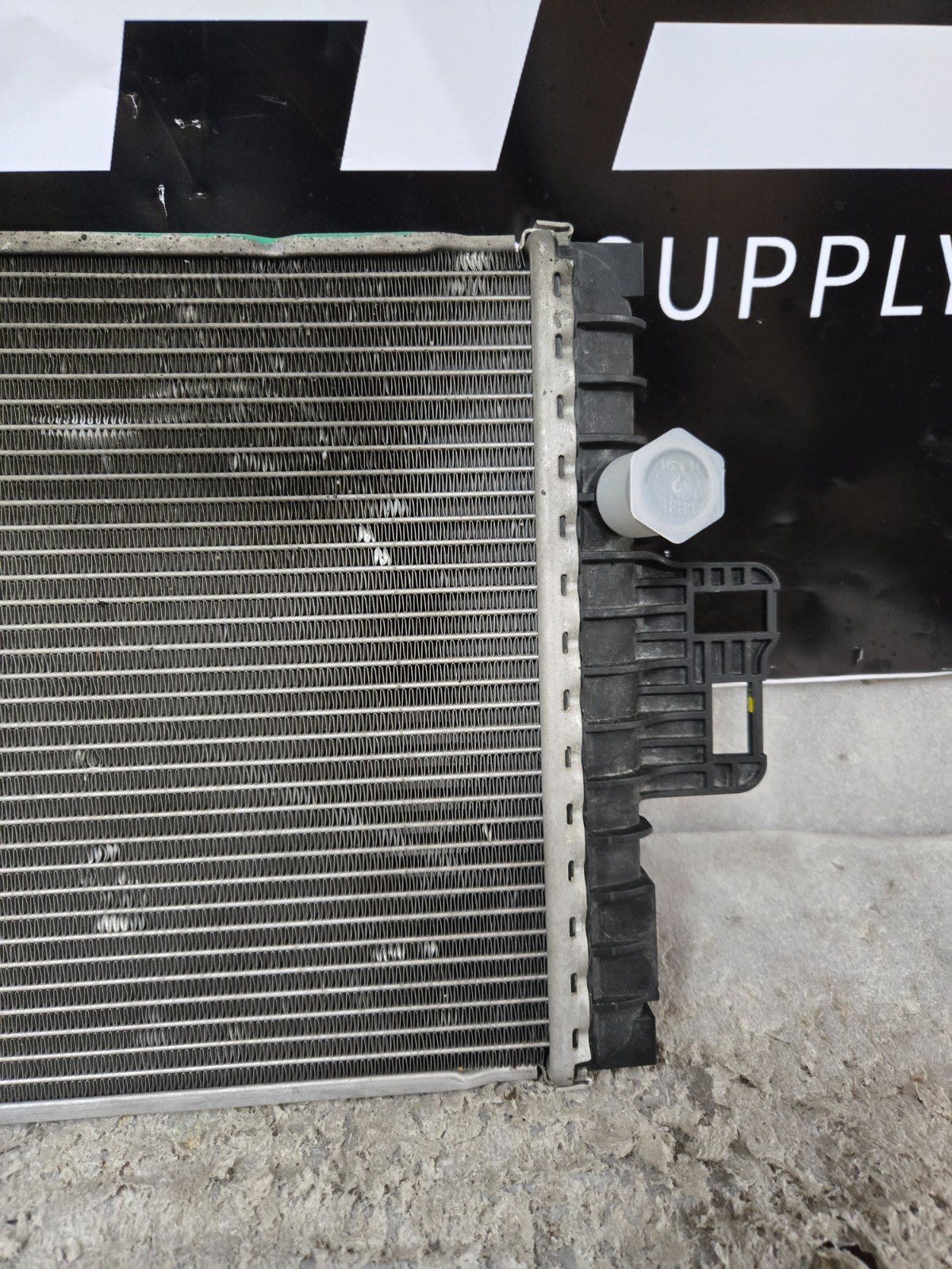 2018 2019 2020 2021 LAMBORGHINI URUS RADIATOR LEFT LH DRIVER SIDE OEM 4M0121218F
