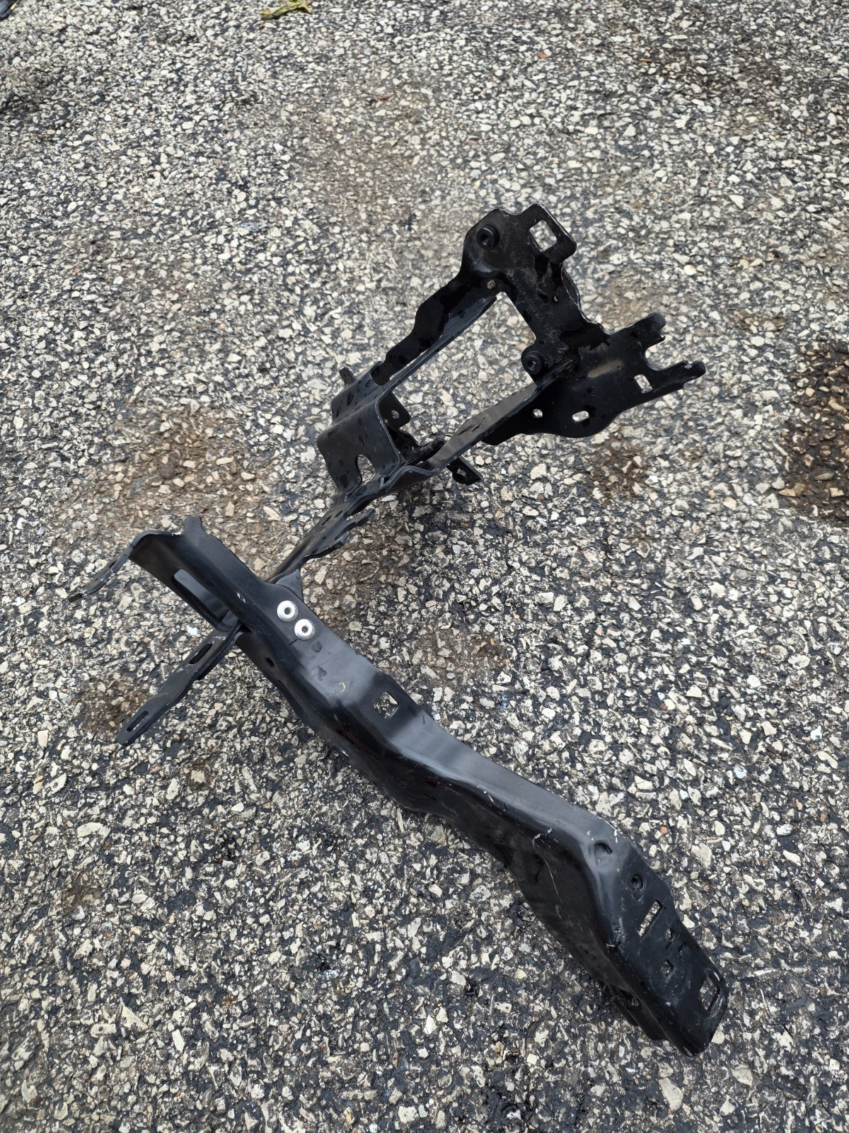 2023 BMW 5 Series M550 RH Right Headlight Support Mount Bracket OEM 7383858
