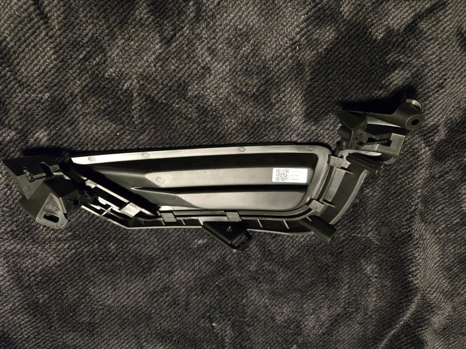 OEM 2016 - 2019 Volvo XC90 Front Right Side Bumper Grille Trim Molding 31383630