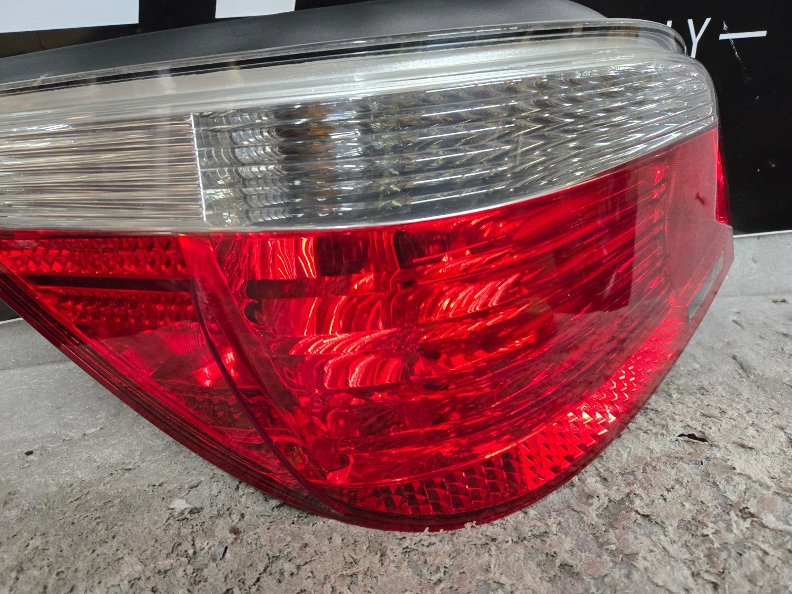 2004-2007 BMW E60 5 SERIES REAR LEFT LH DRIVER SIDE TAIL LIGHT LAMP OEM 7165739