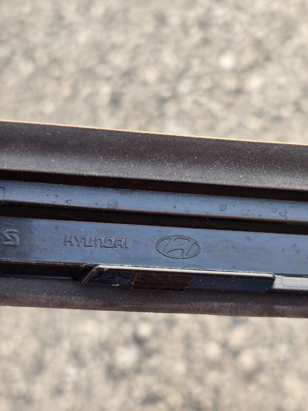 2019-2020 HYUNDAI SANTA FE FRONT LEFT LH WINDSHIELD MOLDING TRIM OEM 86130-S1000