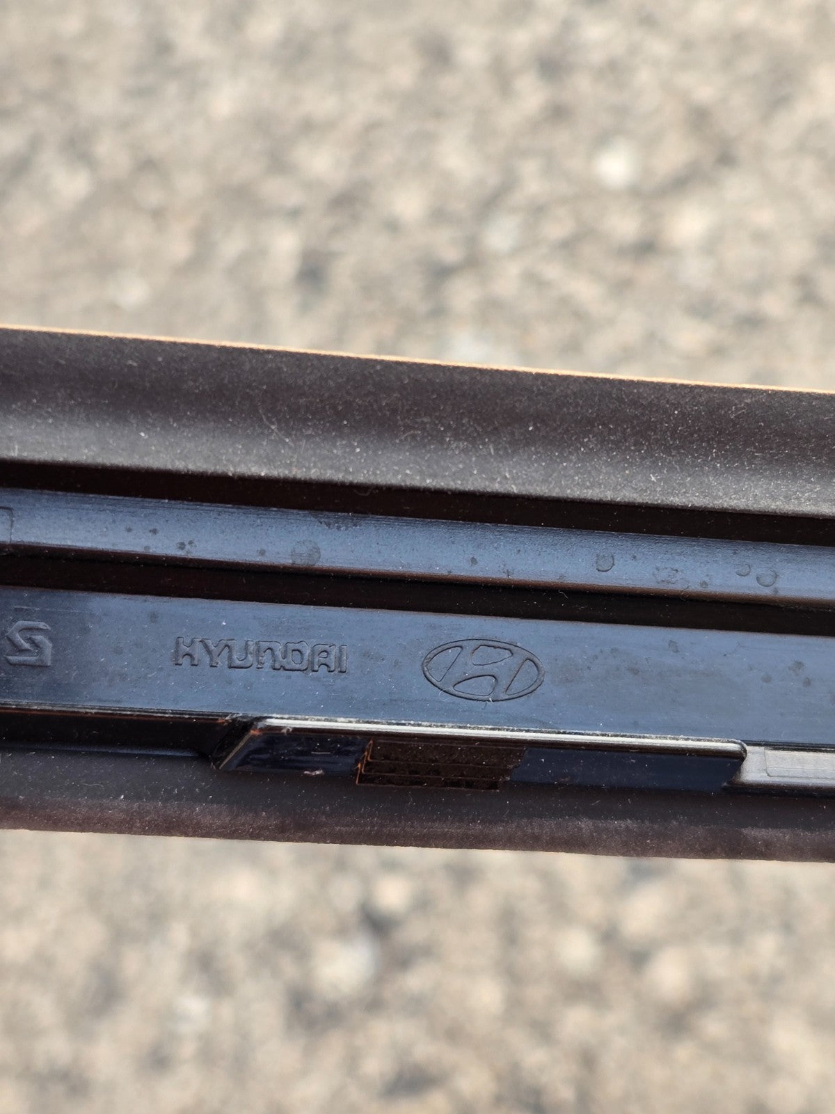 2019-2020 HYUNDAI SANTA FE FRONT LEFT LH WINDSHIELD MOLDING TRIM OEM 86130-S1000