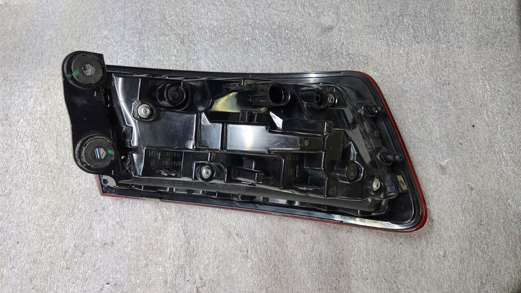QUARTER-MOUNTED DYNAMIC TAIL LIGHT 8V5945092A AUDI A3 S3 RS3 17-20 RH PASSENGER