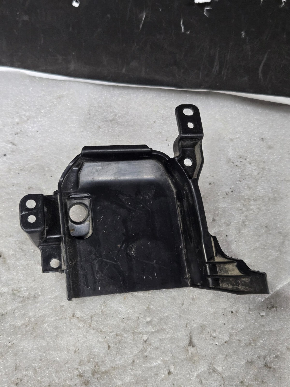 2022 2023 2024 2025 Rivian R1T Front Left Side Bumper Air Duct Bracket Mount OEM