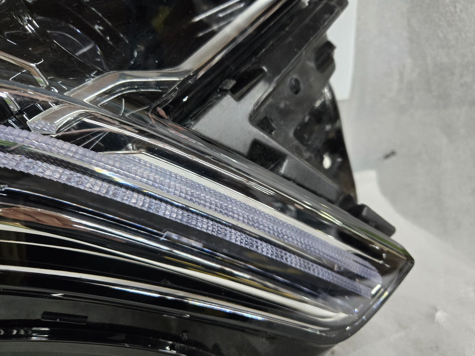 2017-2020 Cadillac XT5 OEM Right RH Passenger Side LED Headlight OEM 84826666