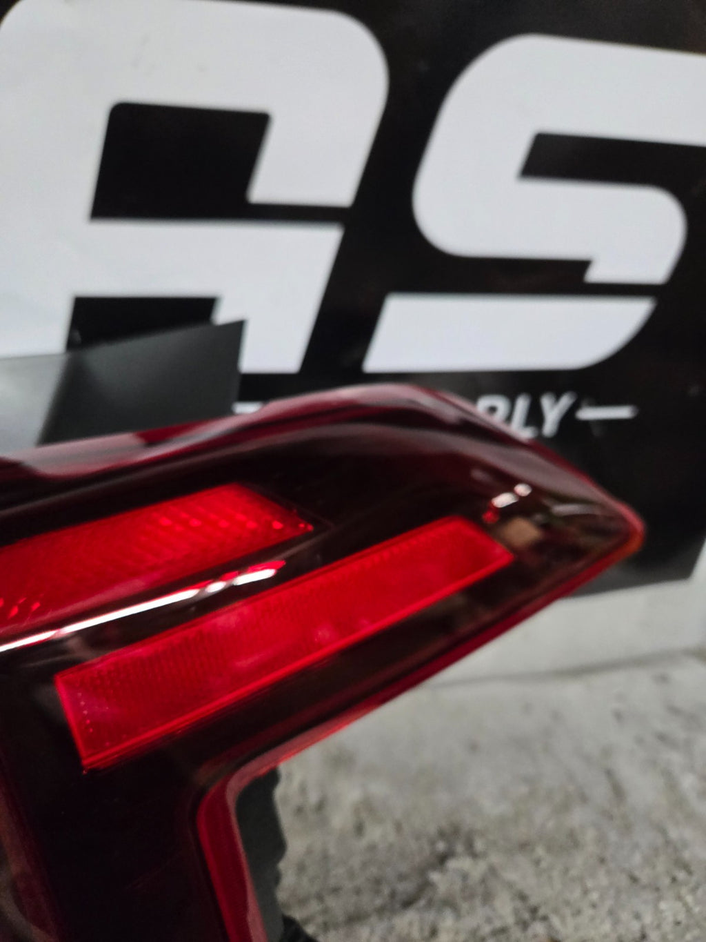 KIA Carnival KA4 Left LH Driver LED Tail Light Lamp 92402-R0650 OEM *Lens Chip