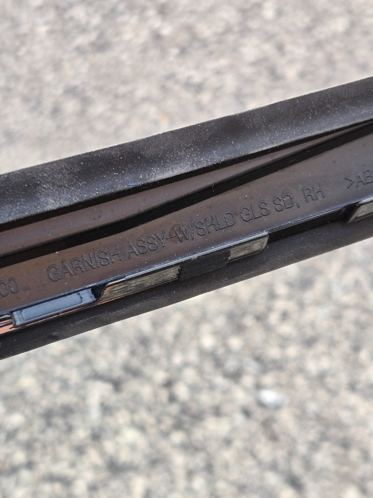 2019-2020 HYUNDAI SANTA FE FRONT RH WINDSHIELD MOLDING TRIM OEM 86140-S1000