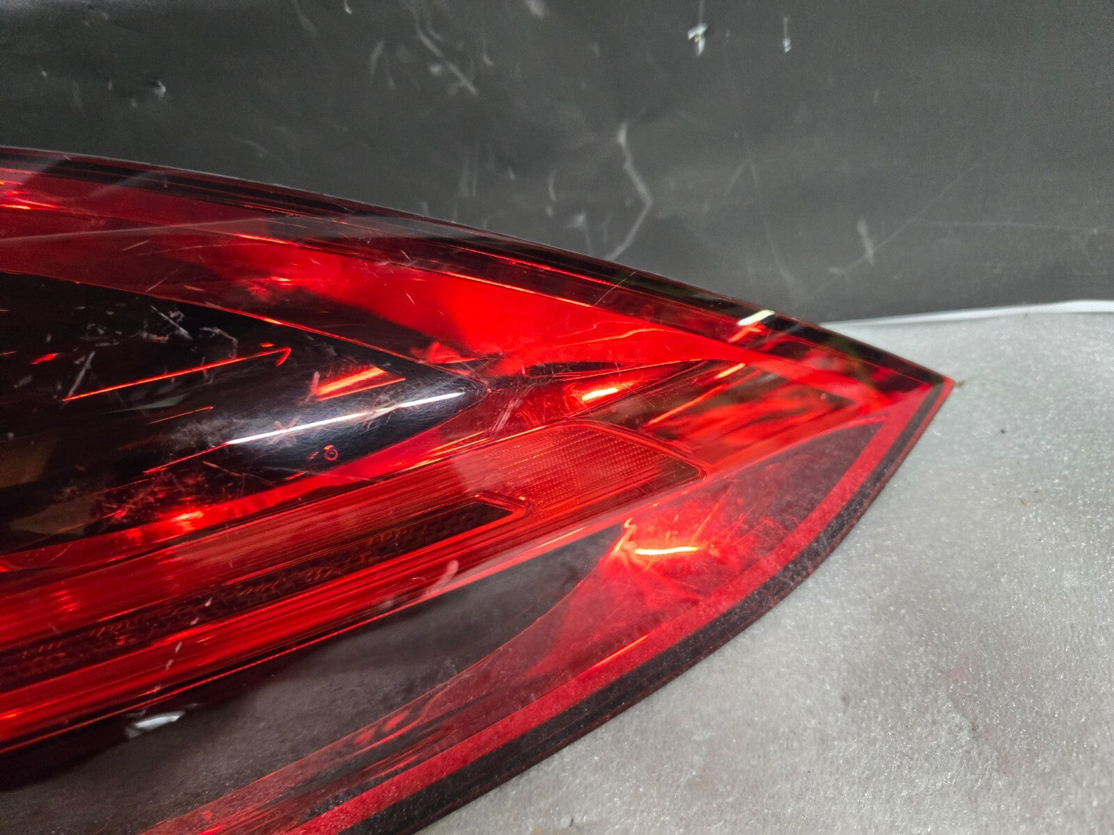 2015-2017 Porsche Cayenne Right RH Passenger Side Rear Tail Light 7P5945208R OEM