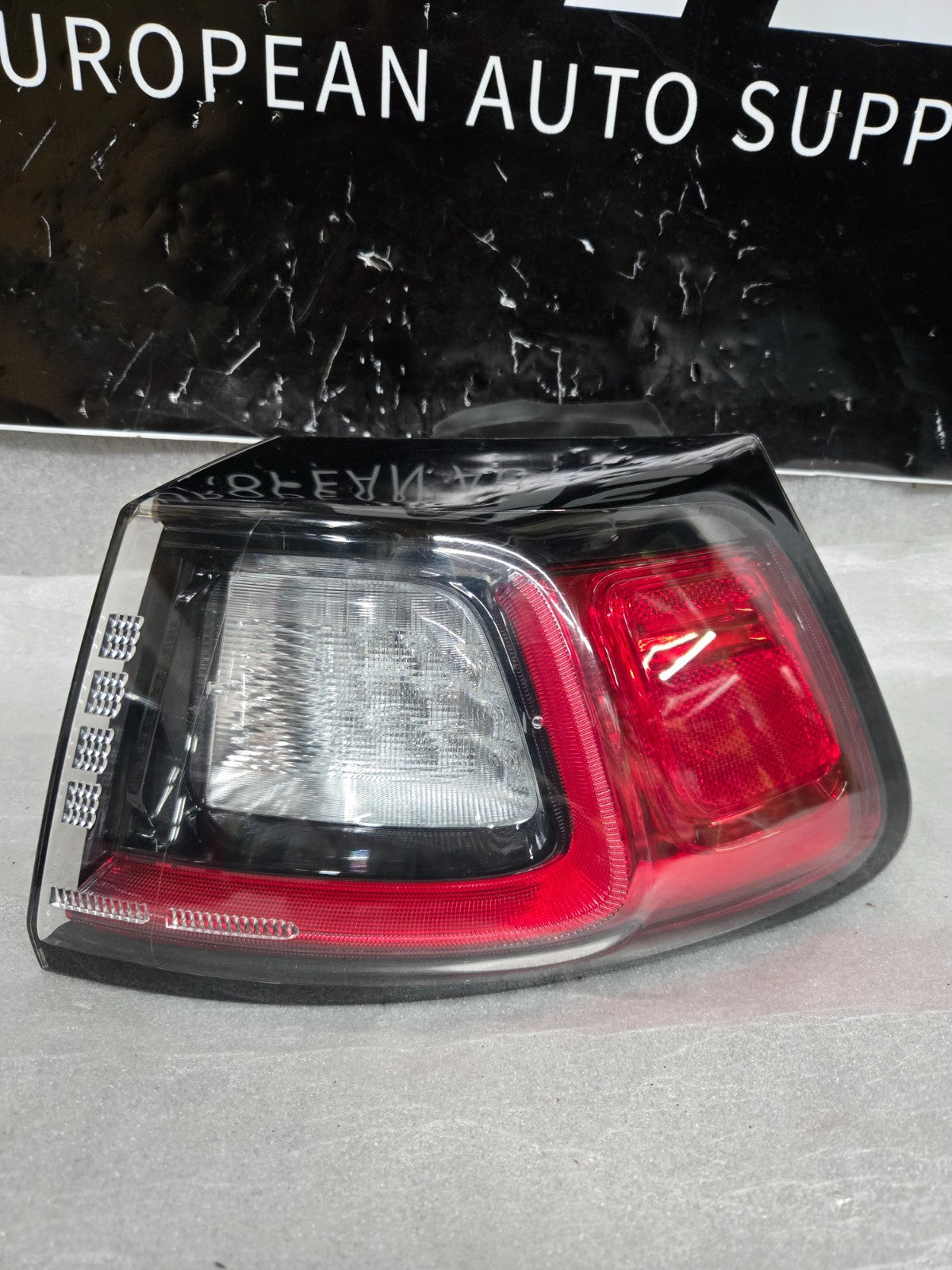 2019-2023 JEEP CHEROKEE REAR RIGHT RH QUARTER PANEL TAIL LIGHT LED OEM