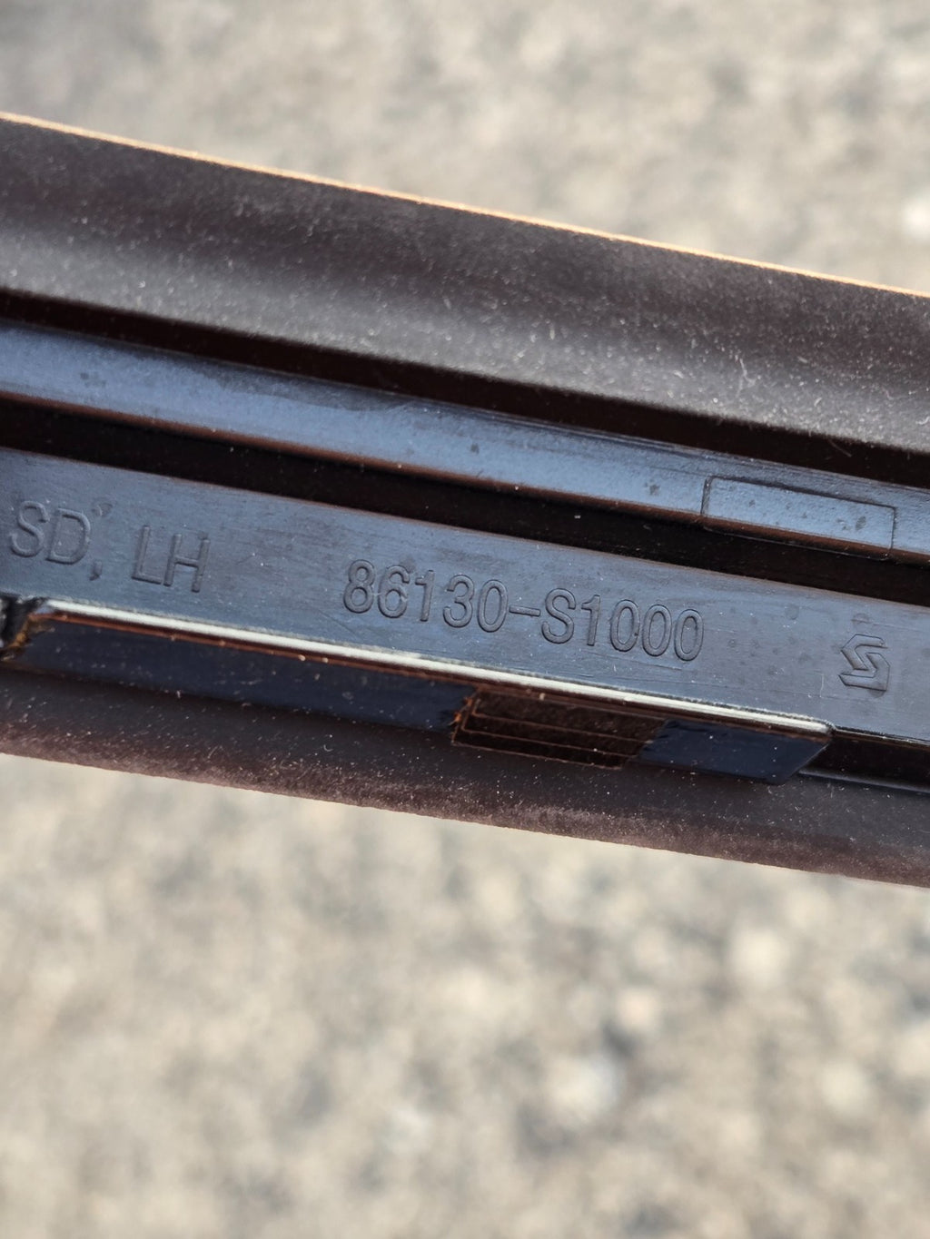 2019-2020 HYUNDAI SANTA FE FRONT LEFT LH WINDSHIELD MOLDING TRIM OEM 86130-S1000