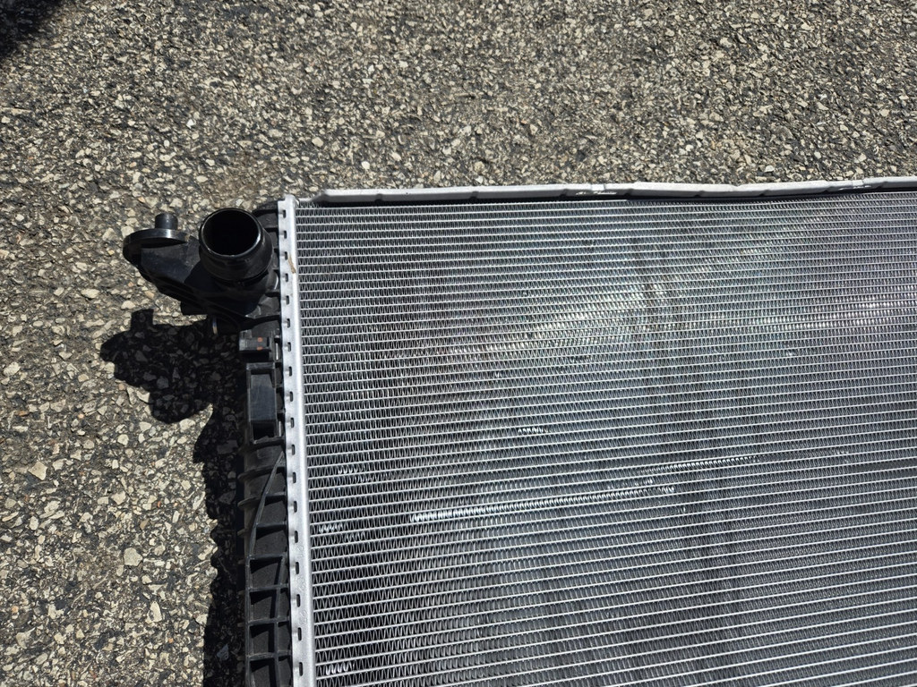 2019-2024 Lamborghini Urus Engine Motor Water Radiator Cooler 4M0121251M OEM