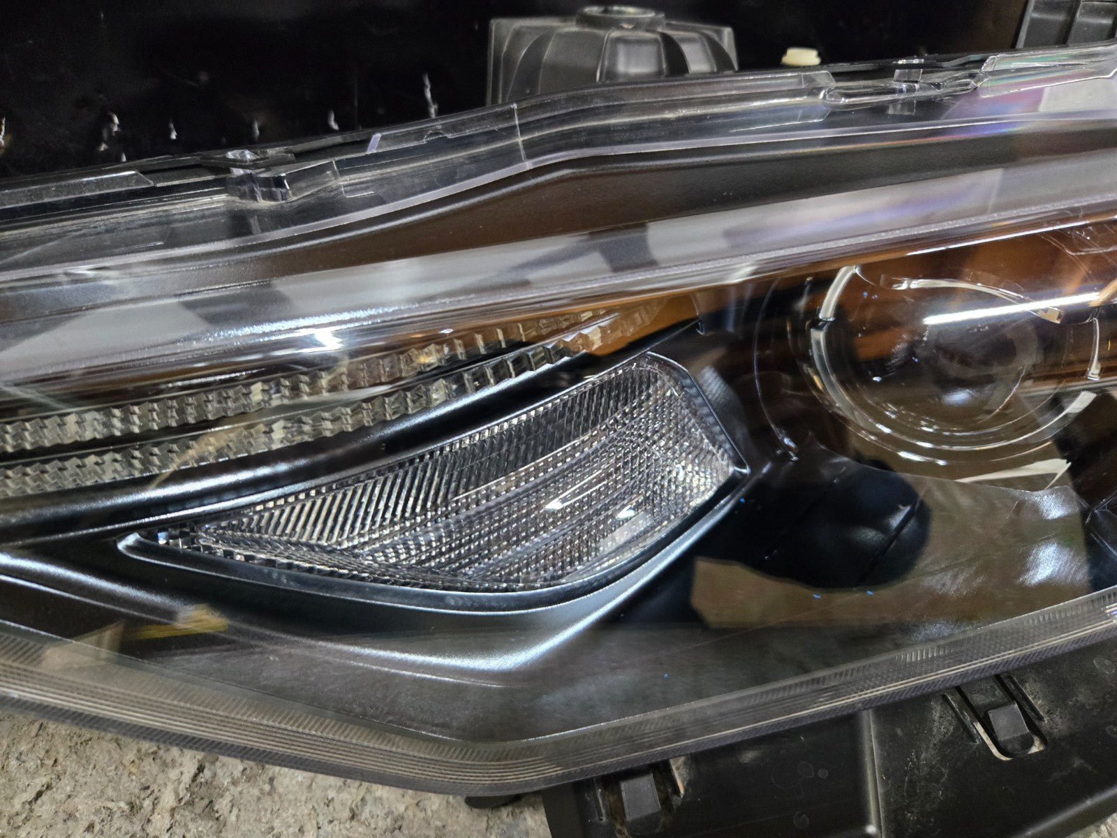 2017 - 2020 Maserati Levante M161 Left Driver Side Xenon Headlight OEM 670034642