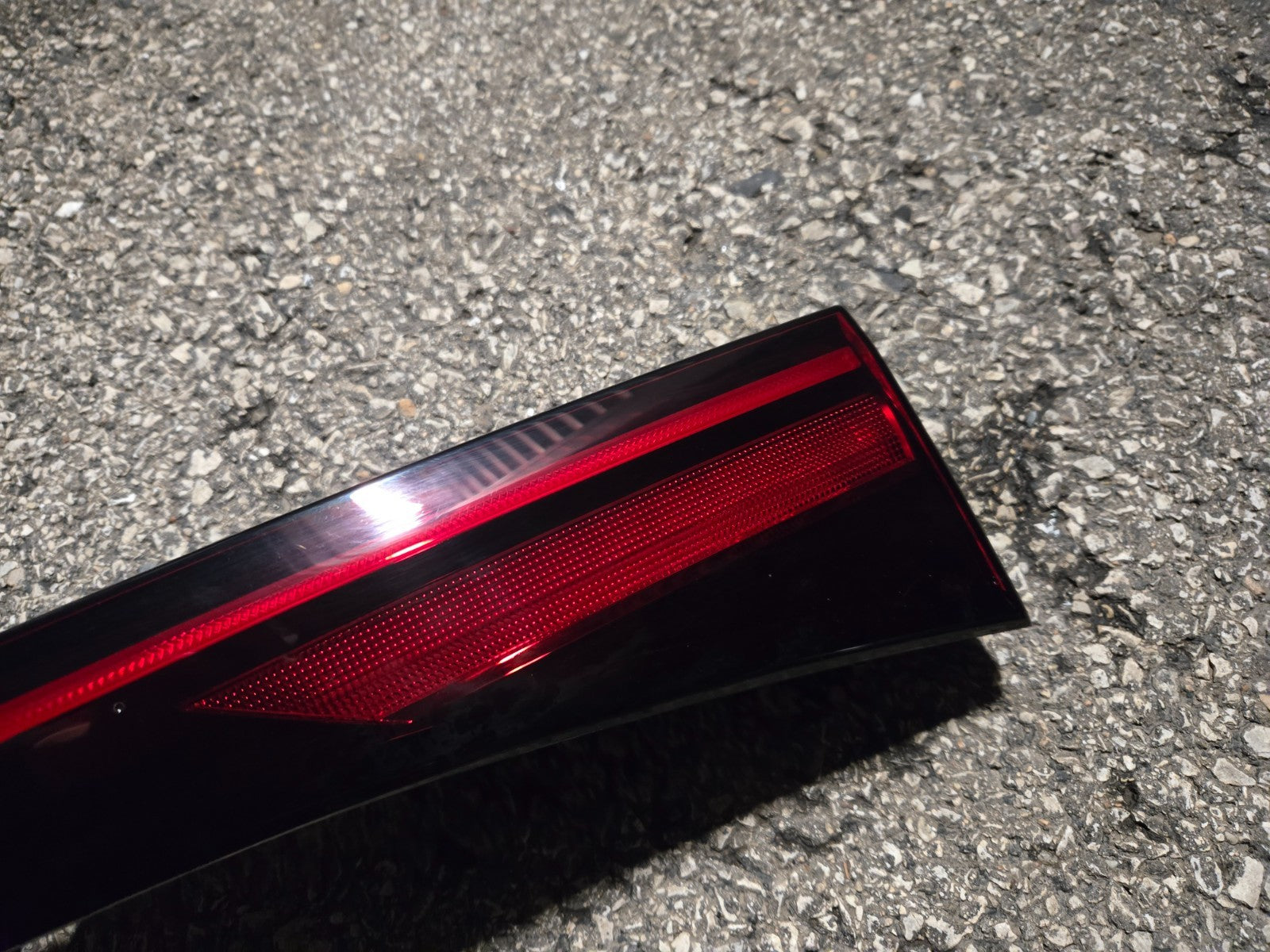2025-2026 KIA K5 TRUNK LID CENTER TAIL LIGHT REAR COMBINATION 92403L2680 OEM