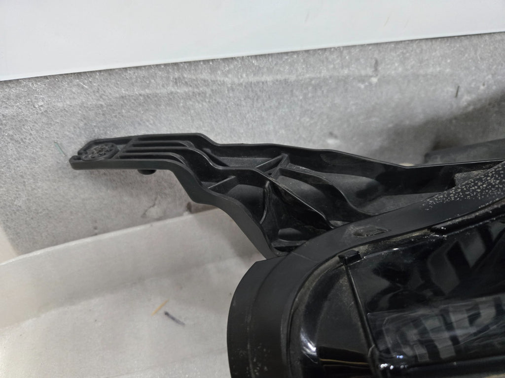 2019-2021 Chevrolet Malibu Right RH Passenger Halogen Headlight OEM 84680166