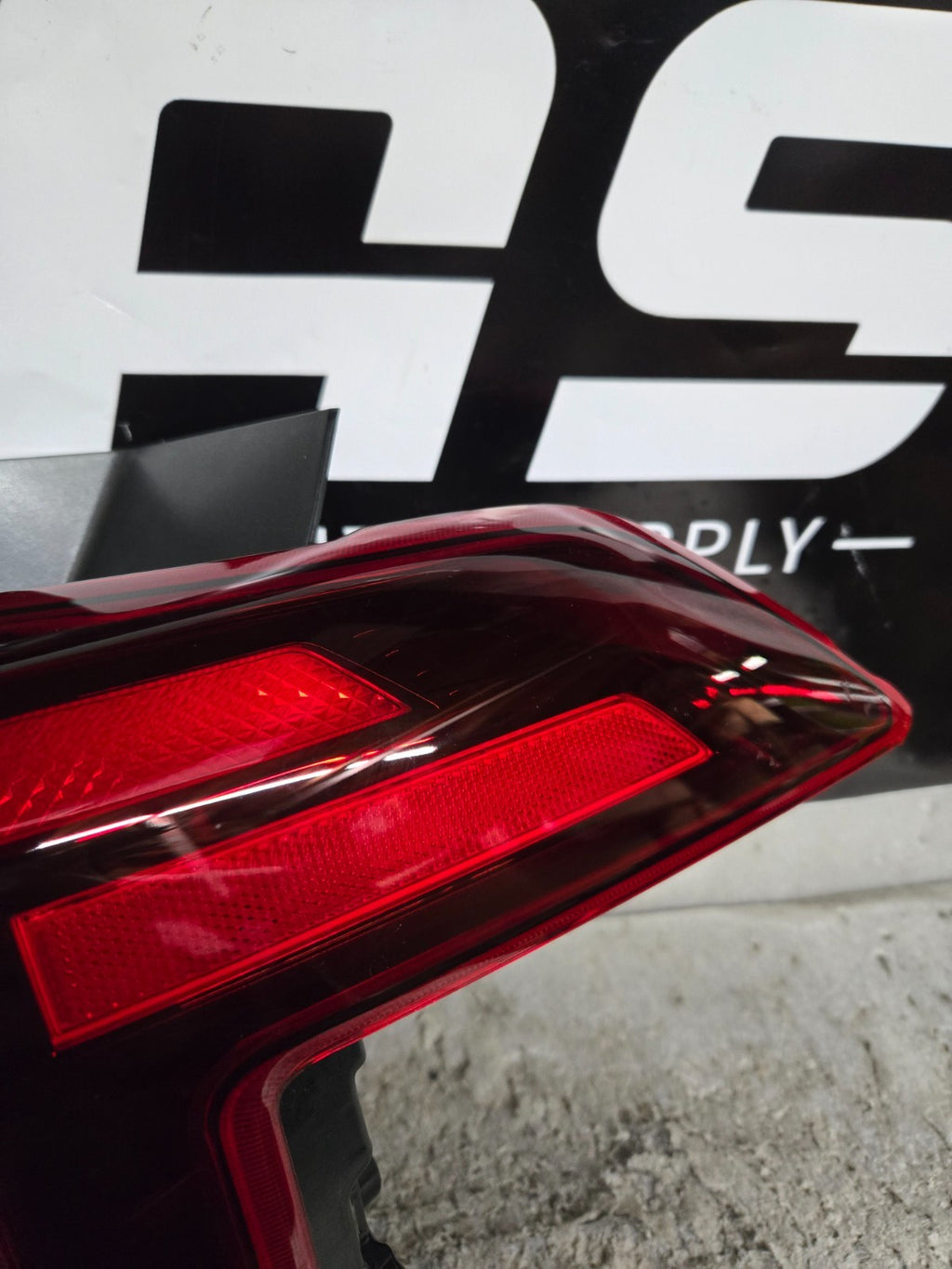 KIA Carnival KA4 Left LH Driver LED Tail Light Lamp 92402-R0650 OEM *Lens Chip