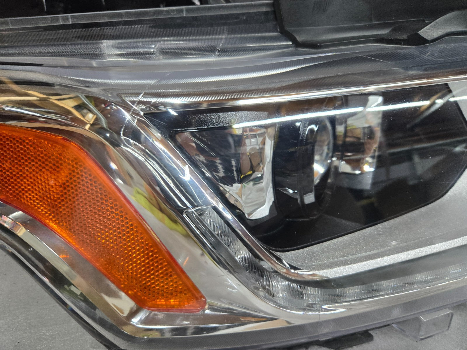 2018-2021 Chevrolet Traverse Xenon HID Headlight Right RH Passenger OEM 84721415