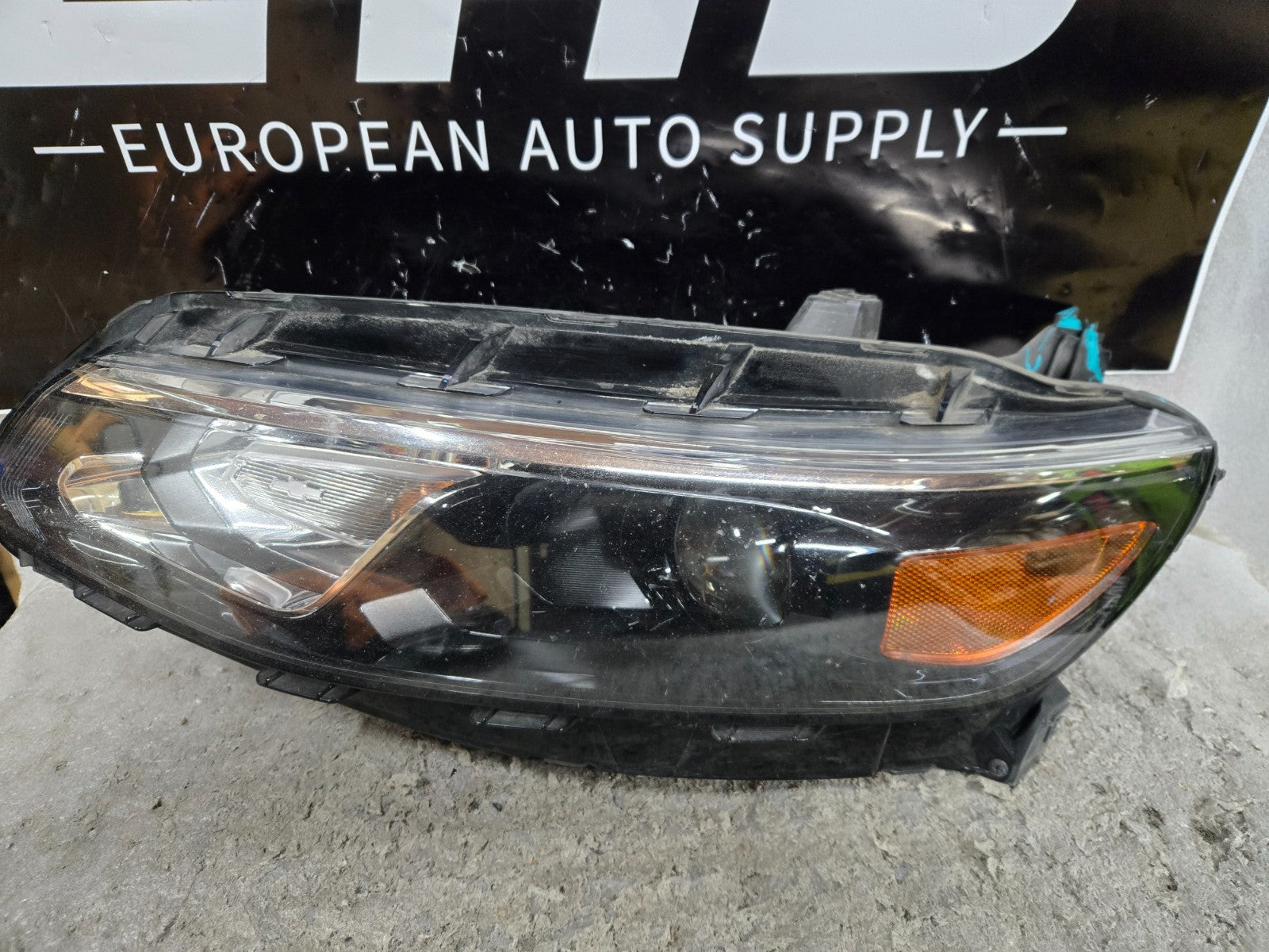 2016-2018 Chevrolet Malibu Halogen Left Side Headlight Assembly GM 84324410 OEM