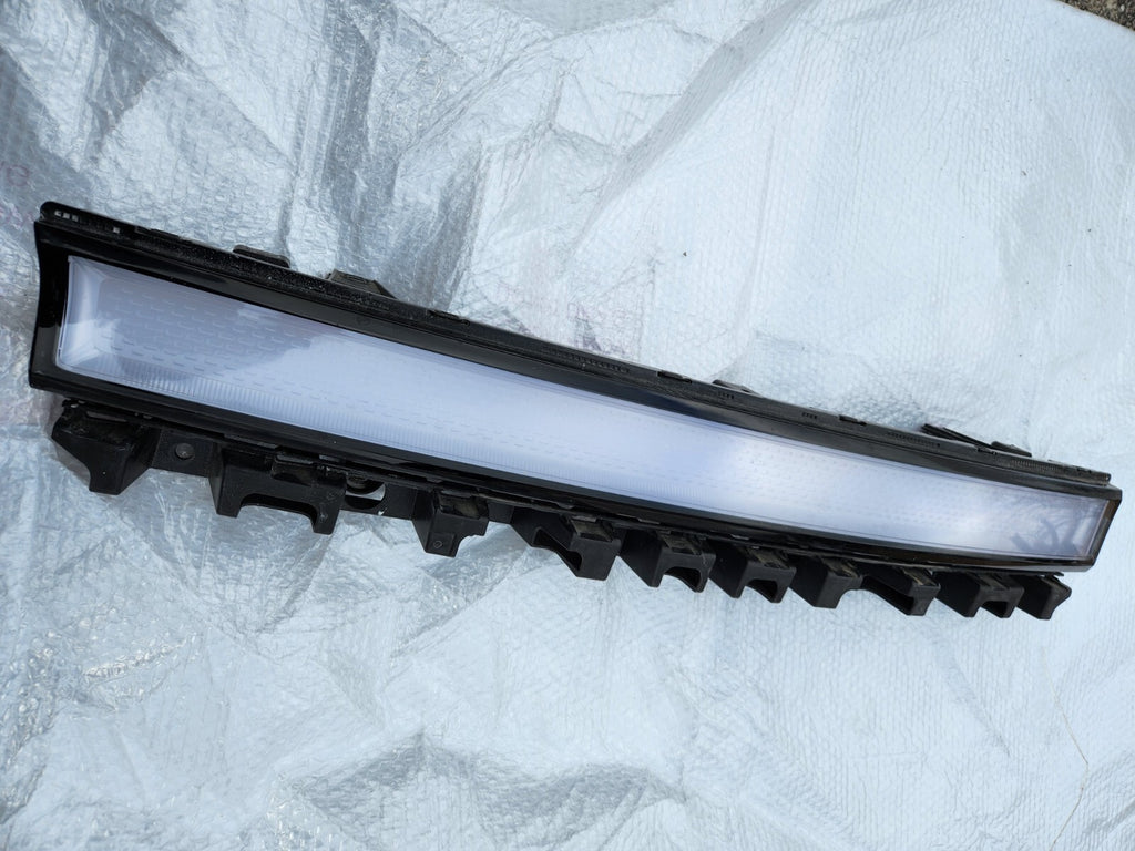 2021 22 23 RIVIAN R1T R1S FRONT CENTER HEADLIGHT LED LAMP INNER MIDDLE BAR OEM