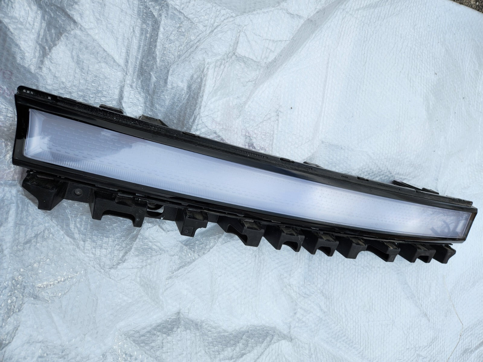 2021 22 23 RIVIAN R1T R1S FRONT CENTER HEADLIGHT LED LAMP INNER MIDDLE BAR OEM