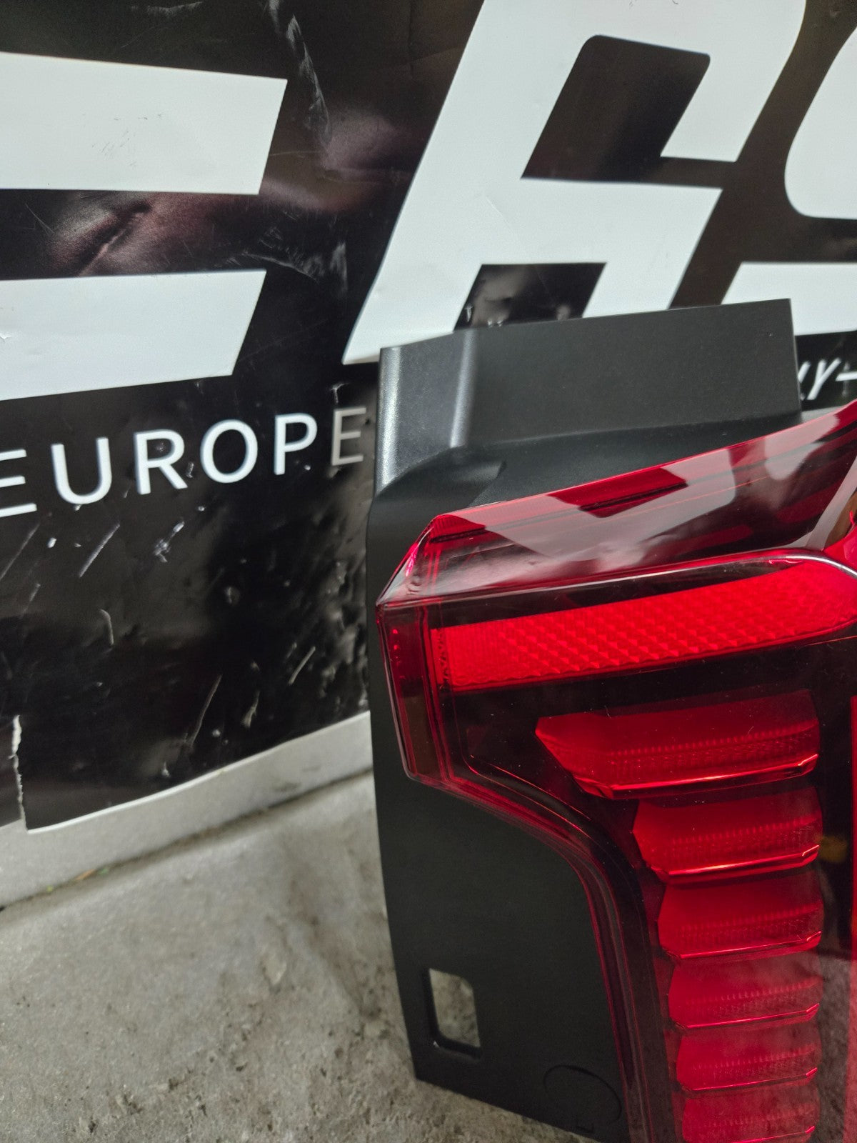 KIA Carnival KA4 Left LH Driver LED Tail Light Lamp 92402-R0650 OEM *Lens Chip