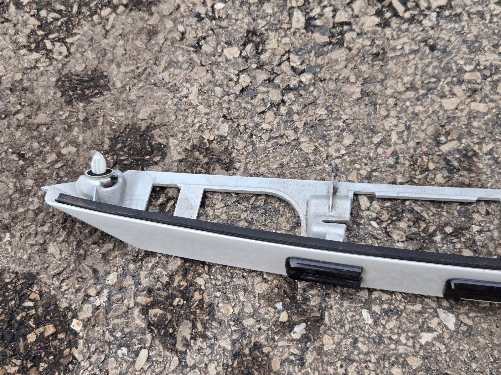 2021-24 TOYOTA CAMRY REAR TRUNK LID LICENSE PLATE MOLDING WHITE OEM 76811-06B70
