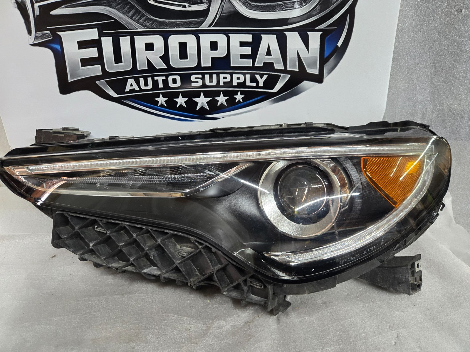 2017-2023 Alfa Romeo Stelvio Front Driver/LH Xenon HID Headlight OEM 50563963