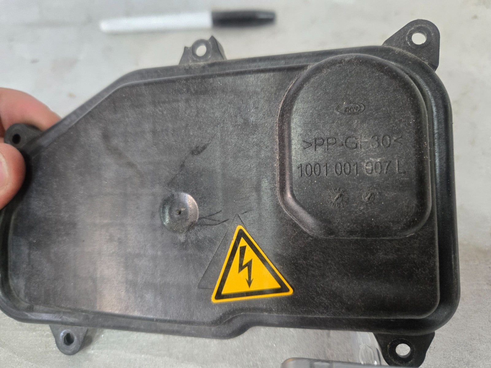 2016-2018 AUDI Q3 HEADLIGHT REAR DUST COVER CAP LEFT AND BULB OEM 1001001007L