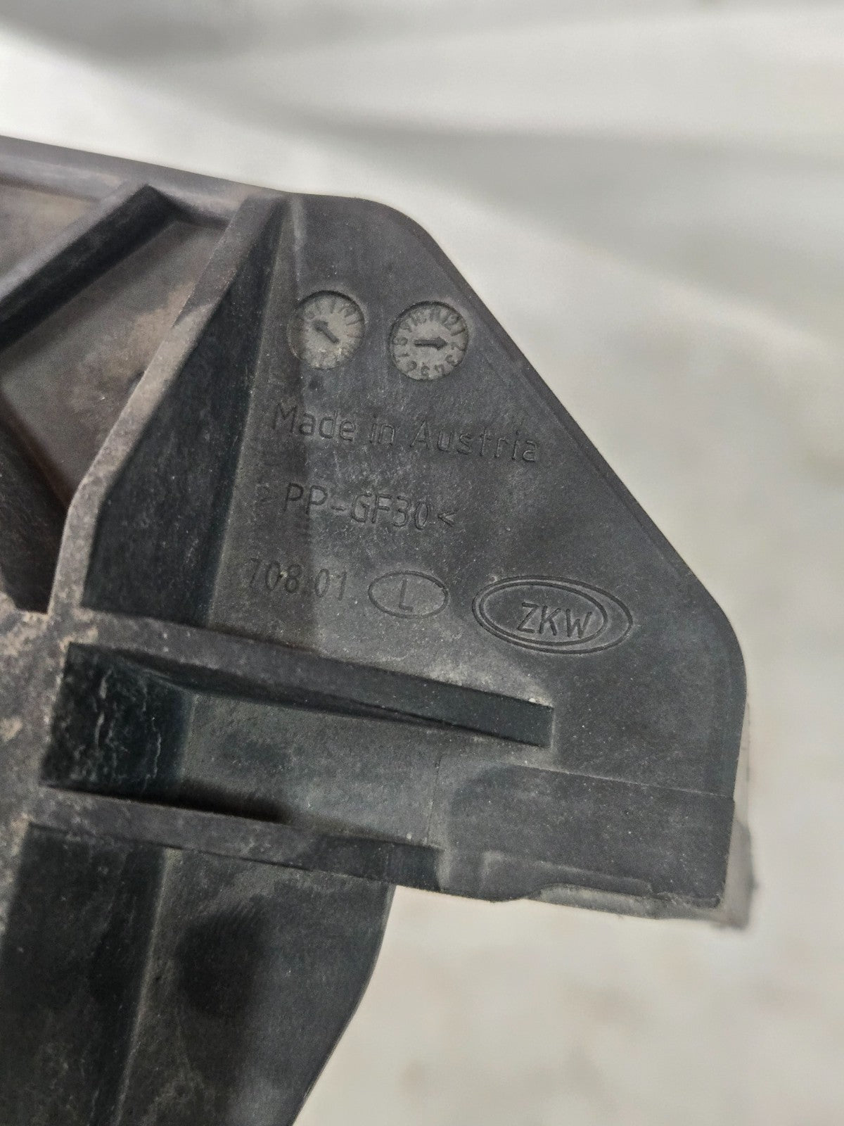 2015-2018 AUDI Q3 LEFT LH DRIVER SIDE HEADLIGHT BRACKET MOUNT OEM 8U0941453