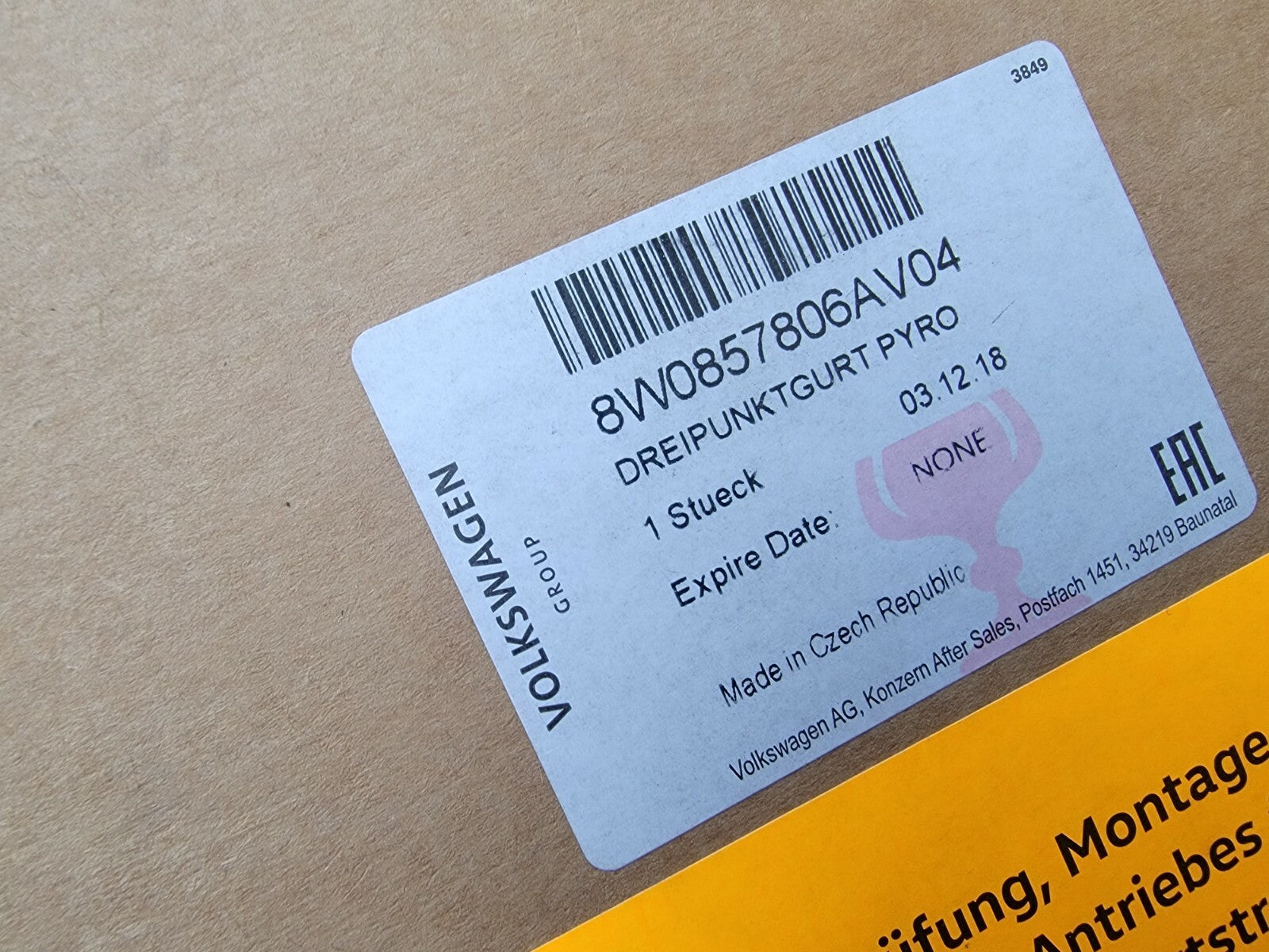 NEW Genuine Audi Outer Belt Assembly 8W0857806A V04