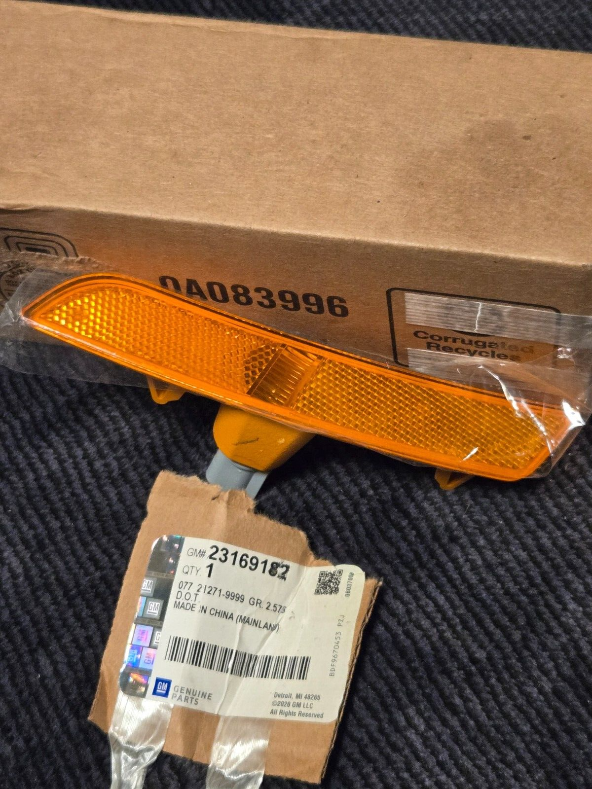 GM Genuine Parts Amber Front Passenger Side Marker 23169182 OEM