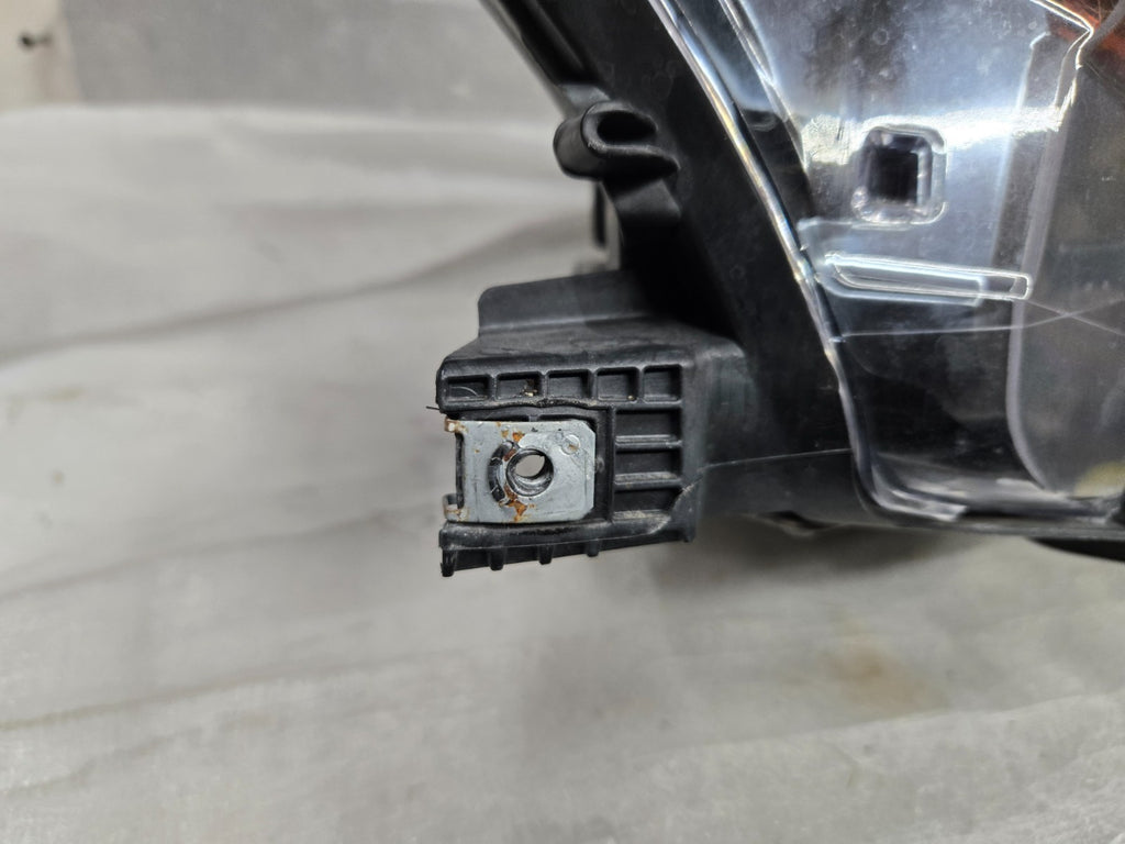 2017-2020 Maserati Levante Xenon Right HID Headlight 670034640 OEM COMPLETE