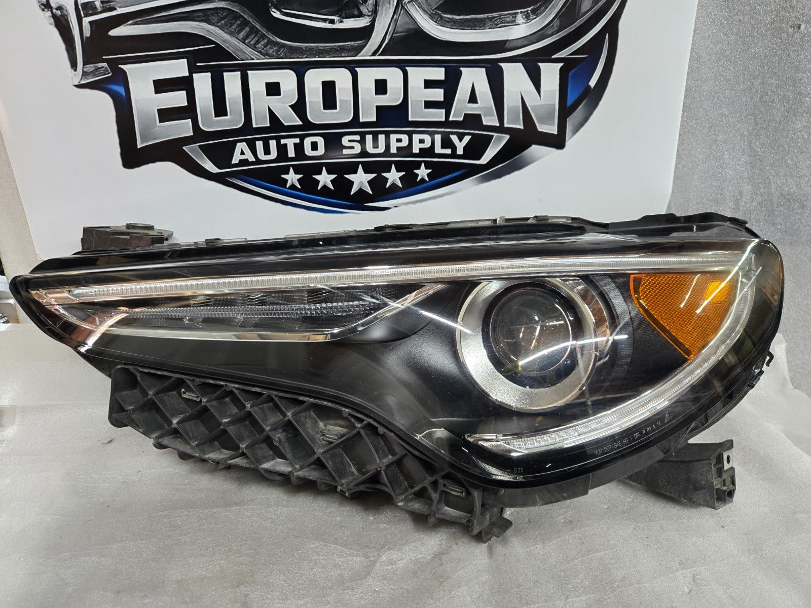 2017-2023 Alfa Romeo Stelvio Front Driver/LH Xenon HID Headlight OEM 50563963