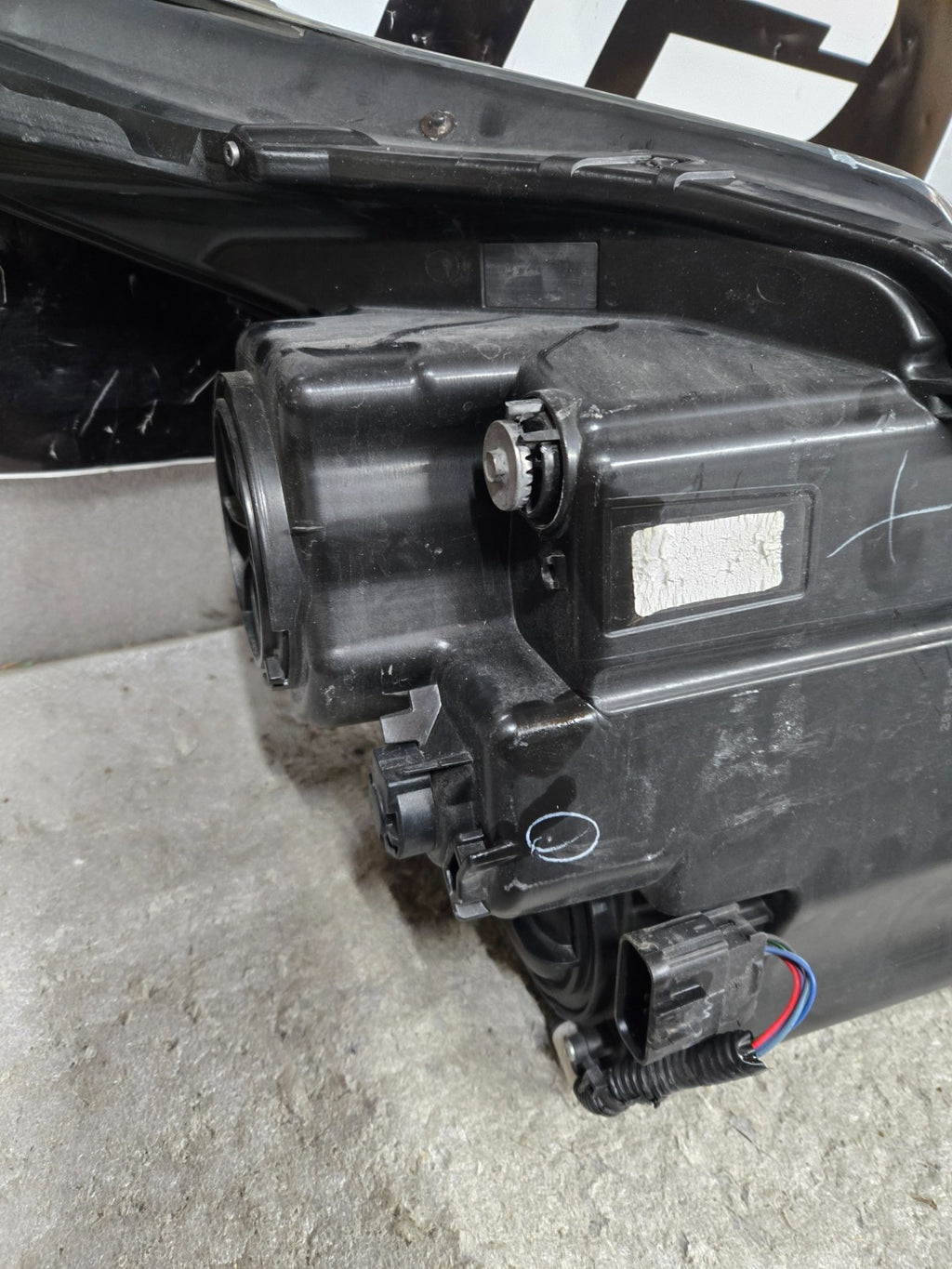 2010-2016 Cadillac SRX Halogen Headlight Driver Left LH Drivers Side OEM