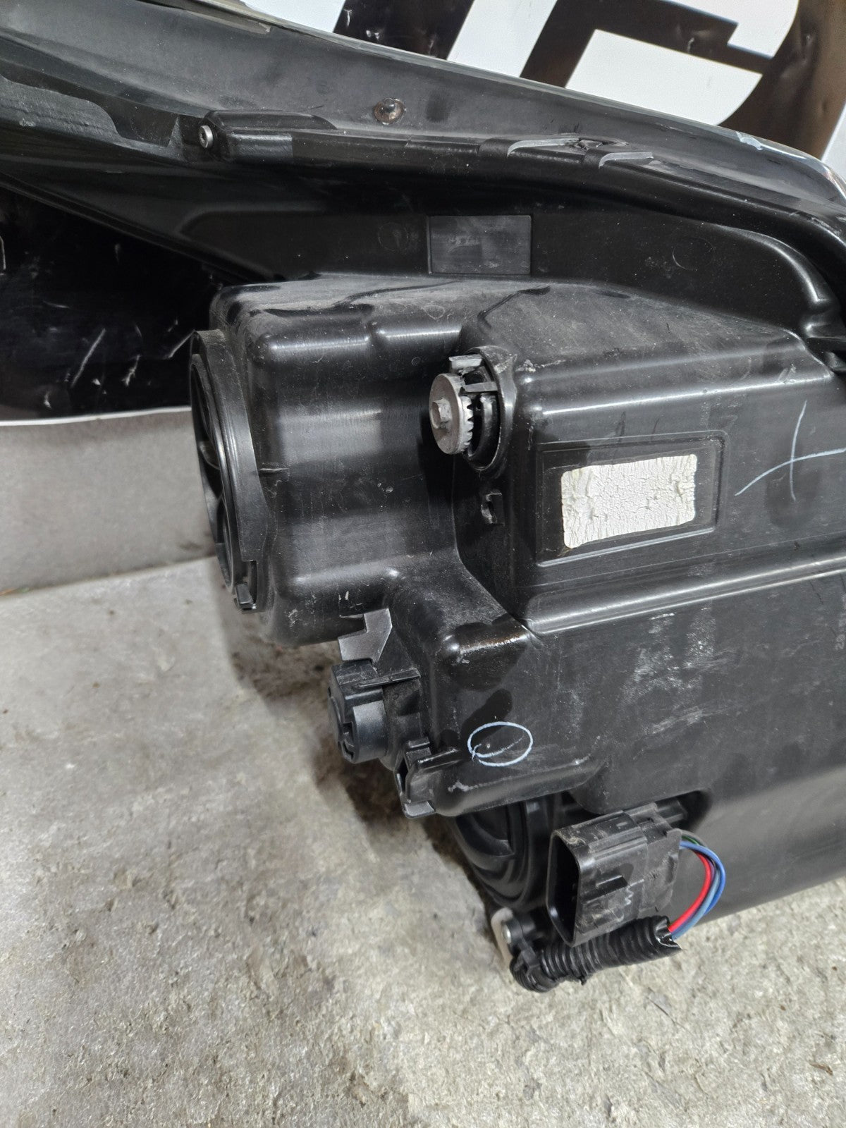 2010-2016 Cadillac SRX Halogen Headlight Driver Left LH Drivers Side OEM